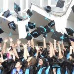 De luna viitoare, absolvenții de facultate vor câștiga minim 1.300 lei